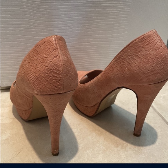 Snake skin design light pink platform heels. Size 7. - Picture 2 of 3